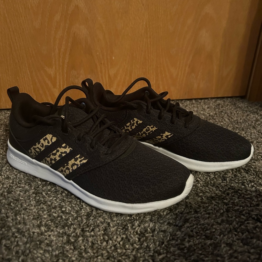 Adidas cloud foam super black and cheetah accent shoes!